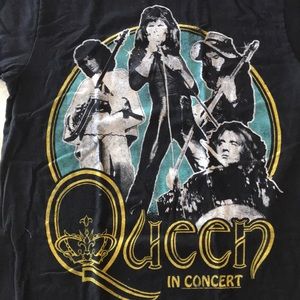 Queen Tagless t-shirt Size Small